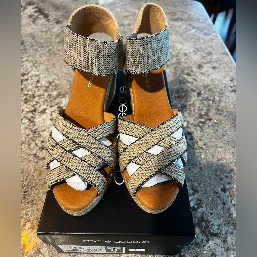 NWT André Assous Adin Espadrille Wedge Sandals – Black/Beige Linen – Size 8